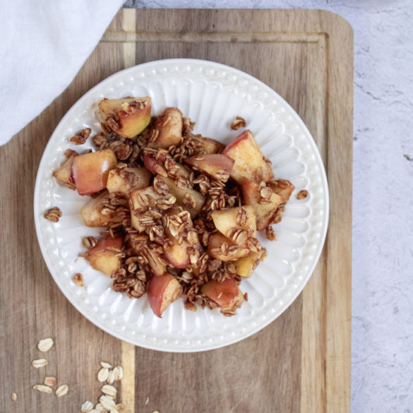 apple crumble breakfast skillet